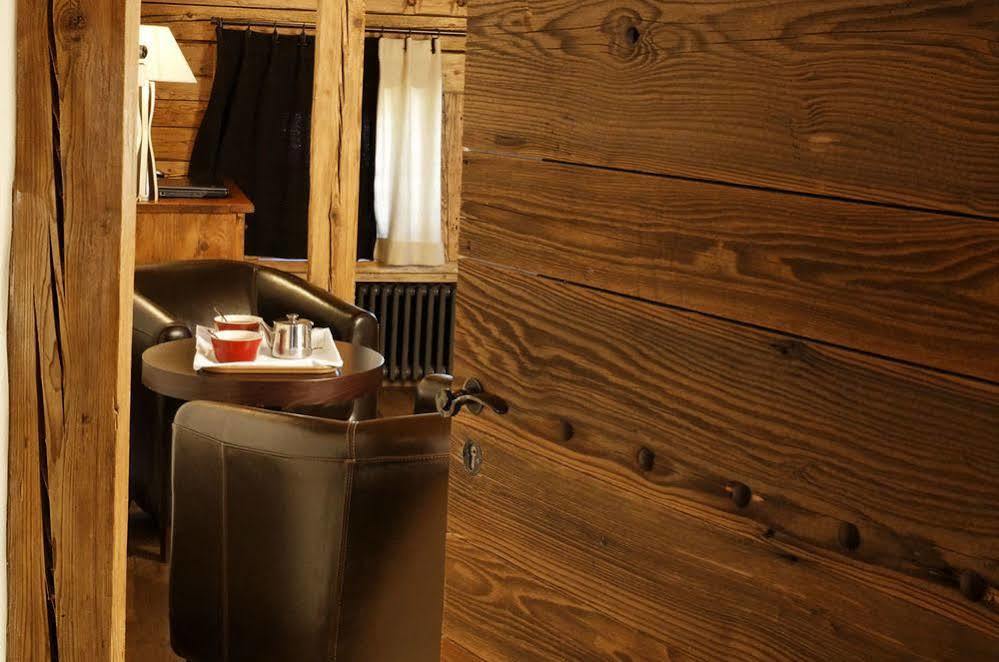 Le Vieux Chalet ลาคลูซาซ์ ภายนอก รูปภาพ