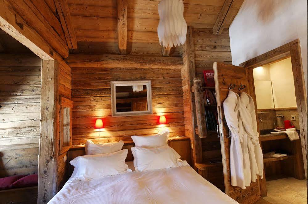 Le Vieux Chalet ลาคลูซาซ์ ภายนอก รูปภาพ